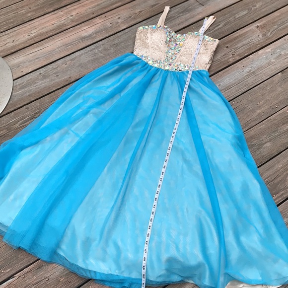 Dress like Cinderella in this glamorous gown. 3/4 - Picture 11 of 12